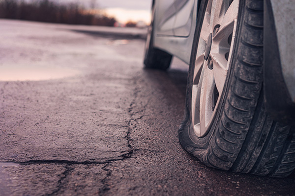 How Do Underinflated Tires Quietly Hurt Handling and Fuel Economy? | Advanced Auto Care Center Florida